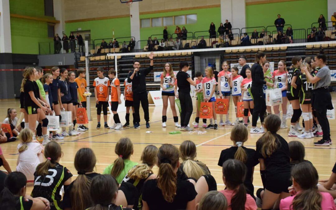 MAKS PEČAR SPET GOSTIL MLADE ODBOJKARICE IN ODBOJKARJE